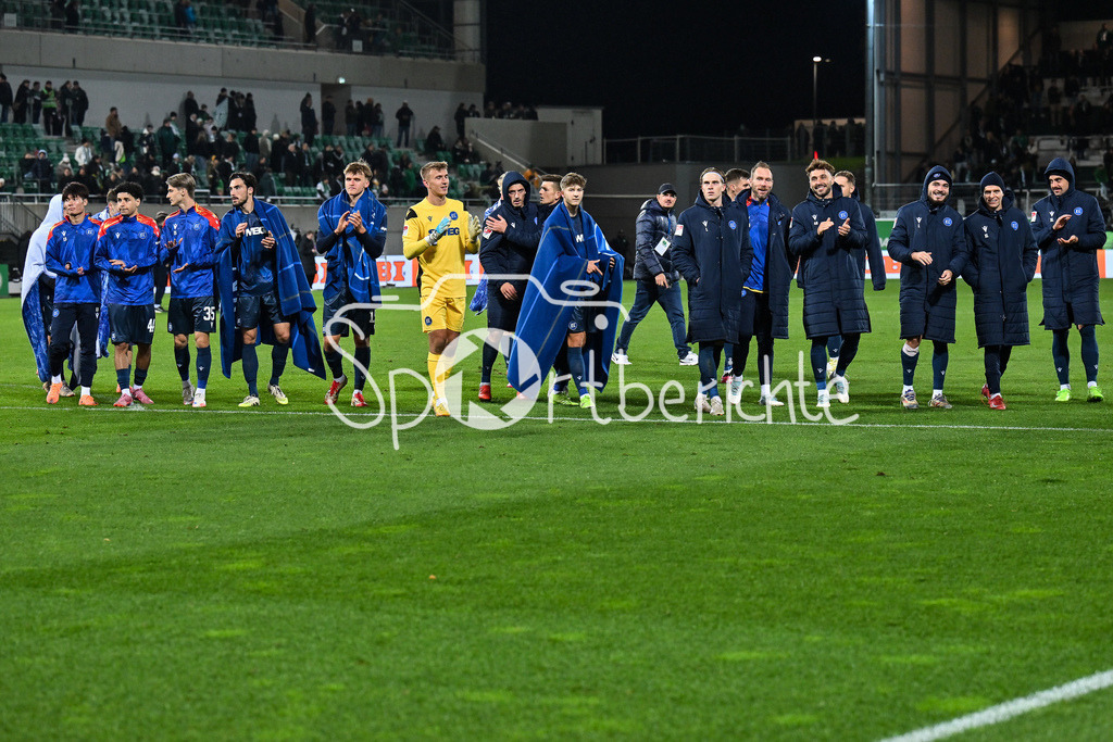 SpVgg Greuther Fürth - Karlsruher SC | FUERTH, GERMANY - OCTOBER 24: the team of Karsluhe celebtrating with the fans after the 2. bundesliga match between SpVgg Greuther Fuerth vs. Karlsruher SC on matchday 10 at Sportpark Ronhof Thomas Sommer on October 24, 2025 in Fuerth, Germany / DFL REGULATIONS PROHIBIT ANY USE OF PHOTOGRAPHS AS IMAGE SEQUENCES AND/OR QUASI-VIDEO