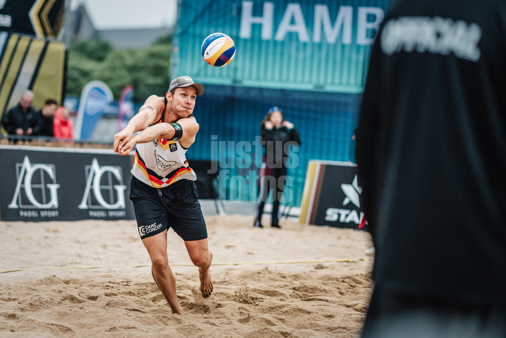 Beachvolleyball | Männer | Queen and King of the Court | Hamburg | 02.06.2024 | Nils Ehlers nimmt den Ball an