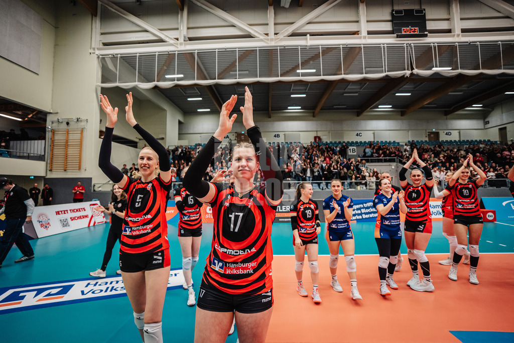 Volleyball | Frauen | Saison 2025/2026 | Volleyball Bundesliga | ETV Hamburger Volksbank Volleys vs. VC Wiesbaden | 14.03.2026 | ETV bedankt sich nach dem Spiel bei den Fans, vorne Louisa Krams (#17, ETV Hamburger Volksbank Volleys)