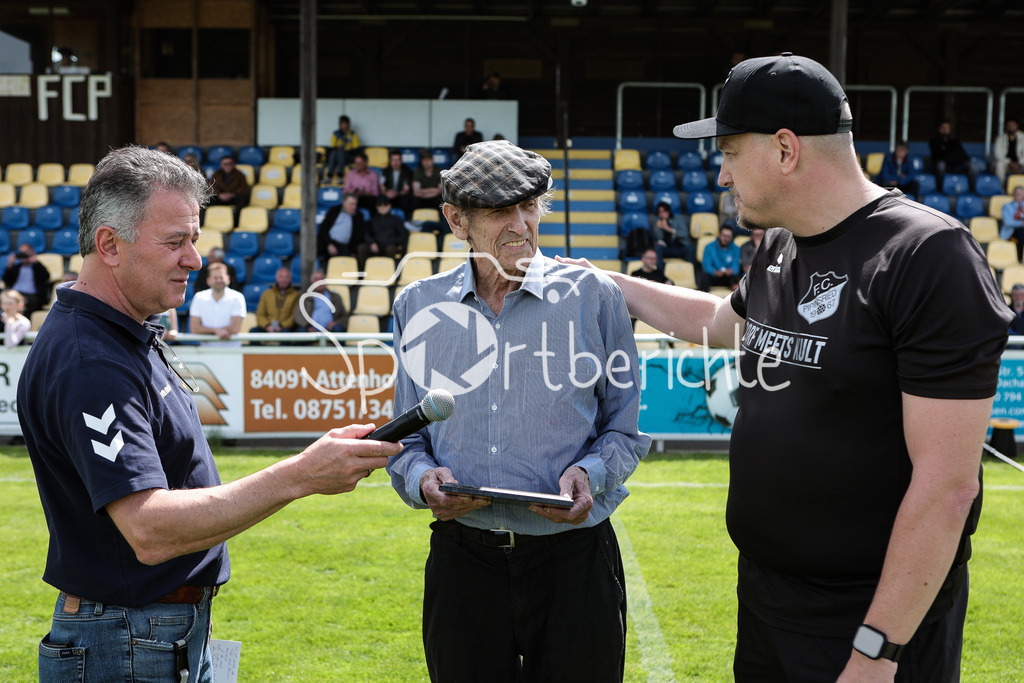 FC Pipinsried - SV Wacker Burghausen | Pipinsried Vereinslegende Konrad HOESS wird in der Halbzeit zum Ehrenpraesidenten ernannt / Ehrung / im Bild links Pressesprecher Hubert FESL / Konrad HOESS und der aktuelle Praesident Benny RAUCH