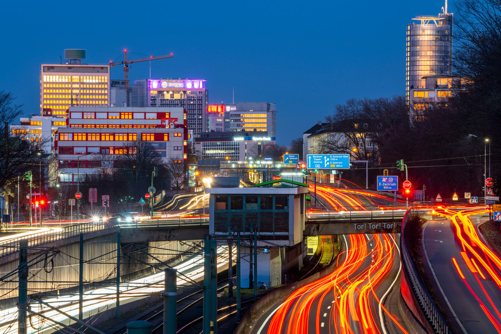 JT-210305 | Die Skyline der Innenstadt von Essen, Autobahn A40, Ruhrschnellweg, NRW, Deutschland, Stadtbahn, U-Bahn, Haltestelle Hobeisenbrücke,  - Realisiert mit Pictrs.com