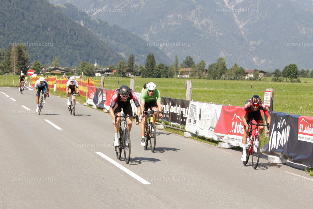 1153_20230817_Bewerb_Maenner_Muehlanger | AUT - OESTERREICH, 2023-08-16: SPORT RENNRAD-FAHREN - 55. INTERNATIONALER RADWELTPOKAL IN ST. JOHANN IN TIROL  - Vintage-Radrennen mit WM-Bronze-Medaillen-Siegerin Christina Schweinberger, den Teilnehmer und Alexander Baumann (vom Orginastions-Team) - TAG 2 BEWERB MAENNER IN SECHS GRUPPEN  ; Foto: Roland Muehlanger