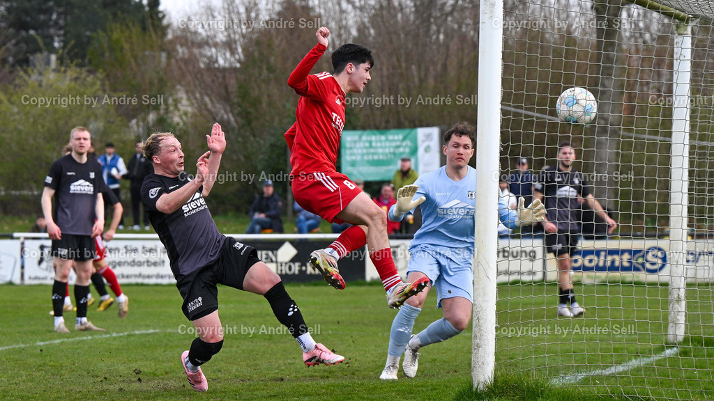 Eckernförder SV (schwarz) vs SpVg Eidertal Molfsee (r ot)  | Niklas Wolf (ESV #31) &amp; Lauritz Sievers (ESV #32) vs Selim Cetintürk (Molfsee #8 erzielt hier das 0-1) / Fußball-Landesliga Schleswig Männer 2025/2026 / Eckernförder SV (schwarz) vs SpVg Eidertal Molfsee (Rot)  / A-Platz / Eckernförde / 12.04.26 - Realisiert mit Pictrs.com