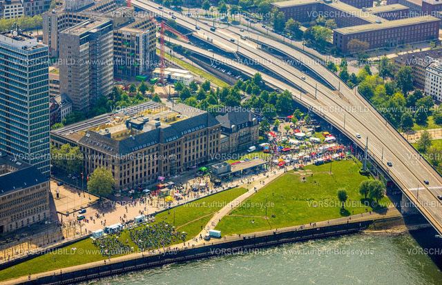 Duesseldorf240500838 | Luftbild, Maifeiertag, Maikundgebung, Rheinuferpromenade Mannesmannufer unterhalb der Rheinkniebrücke, Gäste und Event mit Zelten und Liegestühlen, Carlstadt, Düsseldorf, Rheinland, Nordrhein-Westfalen, Deutschland