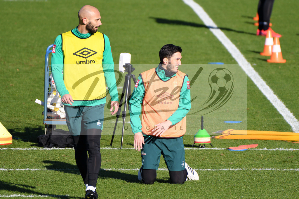 20200205_TRASVW_0050 | Fußball, Herren: Oemer Toprak (SV Werder Bremen) und Nuri Sahin (SV Werder Bremen) schauen waehrend der Trainingseinheit des SV Werder Bremen im Wohninvest Weserstadion am 05.02.2020 in Bremen, Deutschland. - Realisiert mit Pictrs.com
