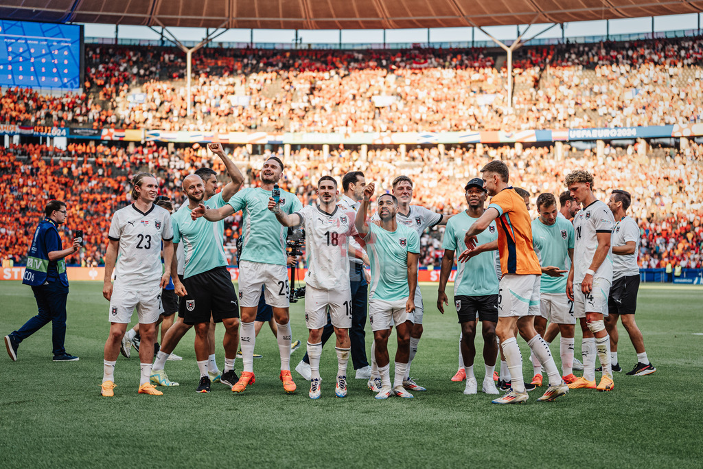 Fußball | Herren | UEFA-Fußball-Europameisterschaft 2024 | Gruppe D | Niederlande vs. Österreich | 25.06.2024 | Die Mannschaft aus Österreich feiert den Sieg
