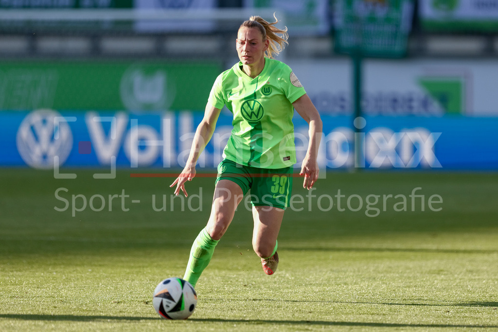 Fussball, Google Pixel Frauen-Bundesliga, VfL Wolfsburg - TSG 1899 Hoffenheim | Sarai Linder (VfL Wolfsburg, 39) am Ball, Freisteller, Einzelbild, Ganzkörper, Aktion, Action, Spielszene, DIE DFB-RICHTLINIEN UNTERSAGEN JEGLICHE NUTZUNG VON FOTOS ALS SEQUENZBILDER UND/ODER VIDEOÄHNLICHE FOTOSTRECKEN. DFB REGULATIONS PROHIBIT ANY USE OF PHOTOGRAPHS AS IMAGE SEQUENCES AND/OR QUASI-VIDEO.