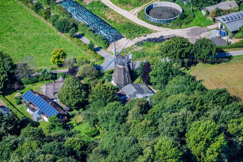 Stuckum_Mühle_ELS_3294130825 | STRUCKUM 13.08.2025 Historische Graupenmühle " Windmühle Fortuna " am Gehöft eines Bauernhofes am Rand von bestellten Feldern an der Straße Mühlenweg, Blumenhofweg in Struckum im Bundesland Schleswig-Holstein, Deutschland. Weiterführende Informationen bei: Eike und Helmut Mohr. // Historic windmill " Windmuehle Fortuna " at the homestead of a farm on the edge of cultivated fields on street Muehlenweg, Blumenhofweg in Struckum in the state Schleswig-Holstein, Germany. Further information at: Eike und Helmut Mohr. Foto: Martin Elsen