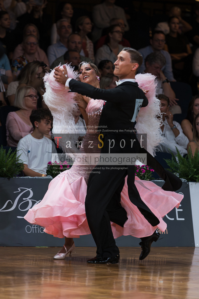 20250820_WDSF Standard Rising Stars R3-3509 | Tanzsportbilder, Standardtanz, Lateintanz, WDSF, DTV, LTVB, dancecomp, goc, hessen tanzt, blaues band der spree, walzer, tango, wiener walzer, slowfox, quickstepp, samba, rumba, cha-cha-cha, paso doble. jive, hd-kroft photography, turniertanzsport