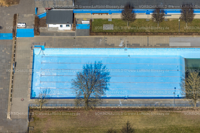 Meschede250305093 | Luftbild, Freibad und Hallenbad, Baum spiegelt sich im Becken, Meschede-Stadt, Meschede, Sauerland, Nordrhein-Westfalen, Deutschland