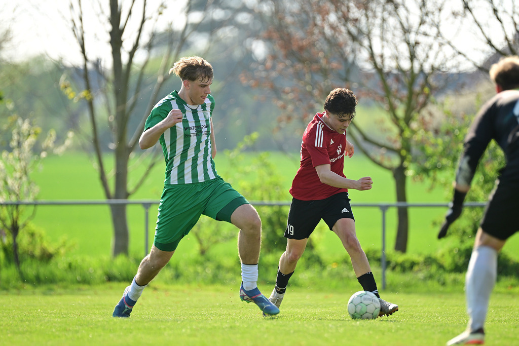 Fußball I Herren I Saison 2024-2025 I Landesliga I 24. Spieltag I SV Grün-Weiß Siebenbäumen - Kaltenkirchener TS | Jonas Stapf (8, SV Grün-Weiß Siebenbäumen) Mika Gutovsky (19, Kaltenkirchener TS) - Realisiert mit Pictrs.com