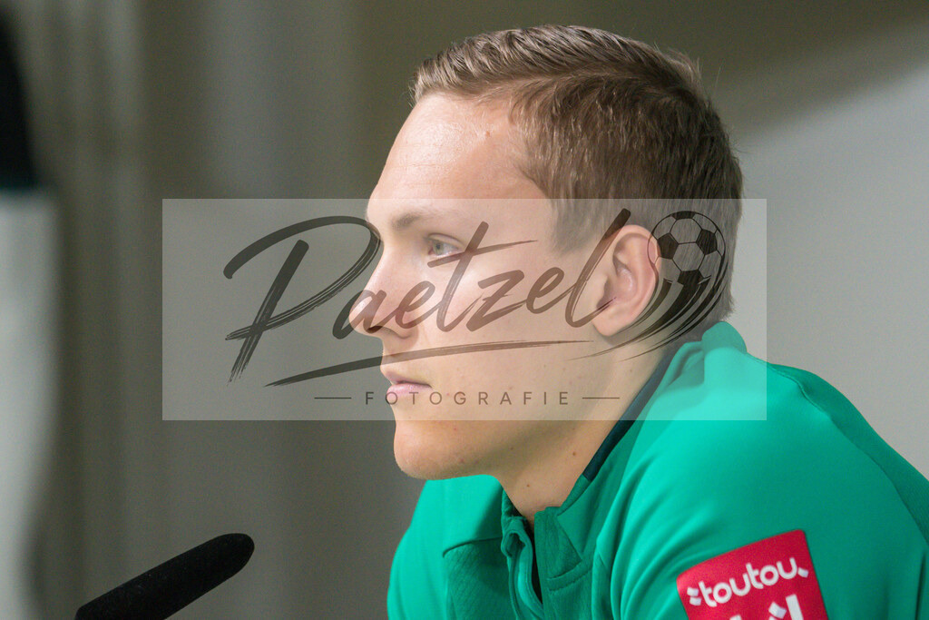20200218_PKWEBR_0009 | Fussball, Herren: Ludwig Augustinsson (SV Werder Bremen) schaut waehrend der Pressekonferenz des SV Werder Bremen im Presseraum des wohninvest Weserstadion am 18.02.2020 in Osnabrueck, Deutschland. - Realisiert mit Pictrs.com