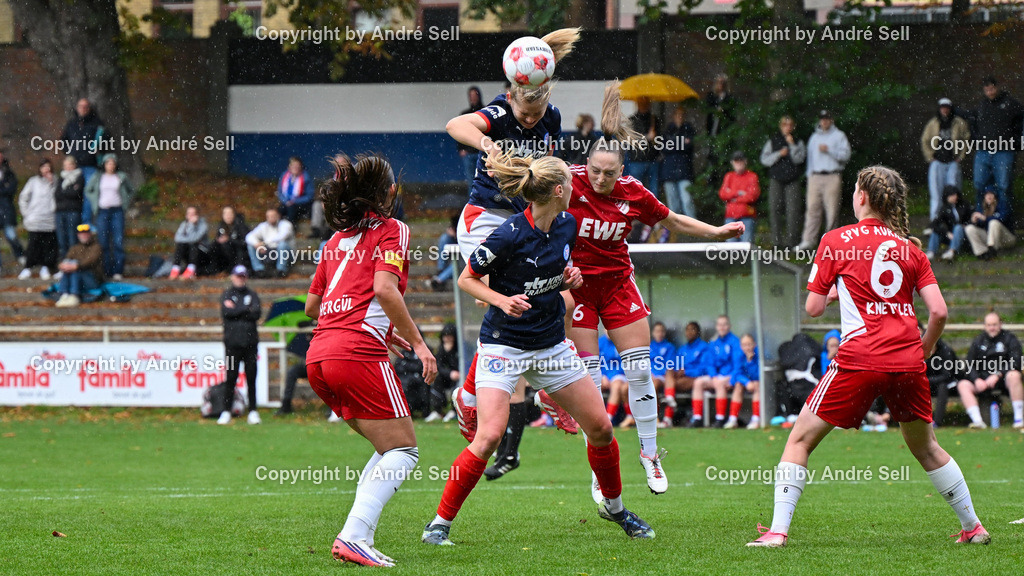 Holstein Kiel vs SpVg Aurich | Ronja Jürgensen (Holstein #8) &amp; Jasmin Grosnick (Holstein #3) vs  / Fußball-Regionalliga Nord Frauen 2026/2027 / Holstein Kiel vs SpVg Aurich / Waldwiese / Kiel / 20.09.26 - Realisiert mit Pictrs.com