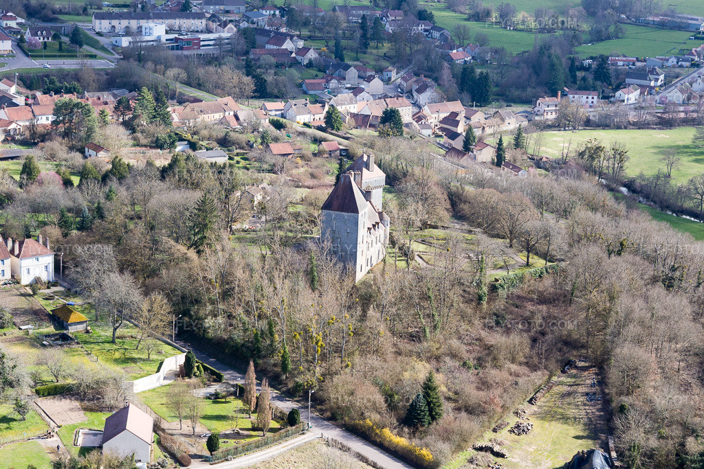 Aerial view: View of the town in Épinac in the state Saone et Loire, France. – Photo: IMG_105420.jpg taken on 04/01/2018 by Werner Riehm/FLY-FOTO.com – Resolution of the original: 5472 x 3648 px