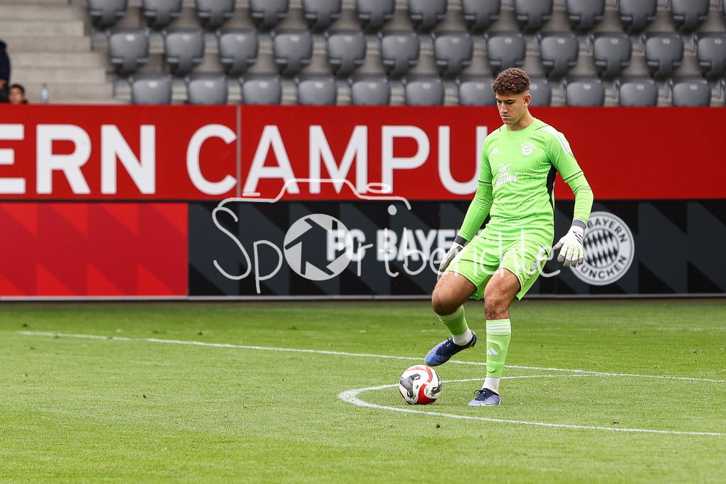 FC Bayern Muenchen U19 - 1. FC Kaiserslautern U19 | Anthony PAVLESIC (FCB #1) am Ball / Freisteller / Einzelfoto