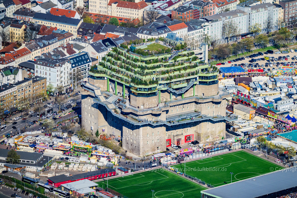 Hamburg_Heiligengeistfeld_Bunker_ELS_2887060425 | HAMBURG 06.04.2025 Bunker- Gebäudekomplex " Medienbunker " an der Feldstraße im Ortsteil Sankt Pauli in Hamburg, Deutschland. Weiterführende Informationen bei: EHP Erste Hanseatische Projektmanagement GmbH,  Hilldegarden e.V.,  Holsteiner Kabel- und Leitungsbau Willi Pohl GmbH & Co. KG,  Ingenieurbau George Bähr GmbH,  PERI GmbH,  RIMC Bunker Hamburg Hotelbetriebsgesellschaft mbH & Co.,  Veranstaltungs GbR Wolters/Jähnichen. // Bunker building complex "Medienbunker" on Feldstrasse in the Sankt Pauli district of Hamburg, Germany. Further information at: EHP Erste Hanseatische Projektmanagement GmbH,  Hilldegarden e.V.,  Holsteiner Kabel- und Leitungsbau Willi Pohl GmbH & Co. KG,  Ingenieurbau George Baehr GmbH,  PERI GmbH,  RIMC Bunker Hamburg Hotelbetriebsgesellschaft mbH & Co.,  Veranstaltungs GbR Wolters/Jaehnichen. Foto: Martin Elsen