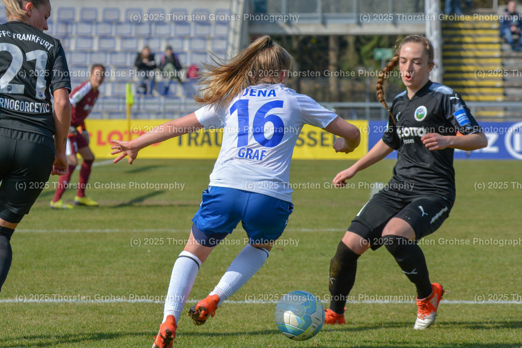 Fussball-BL Frauen 1. FFC Frankfurt vs. FF USV Jena | Crnogorcevic Ana-Maria #21 (1.FFC Frankfurt), Luca Graf #16 (FF USV Jena), Kleinherne, Sophia #11 (1.FFC Frankfurt); Fussball-BL Frauen 1. FFC Frankfurt vs. FF USV Jena, Fussball-Bundesliga Frauen am 25.03.2018 im Stadion am Brentanobad in Frankfurt/Main, (Deutschland) - Realisiert mit Pictrs.com