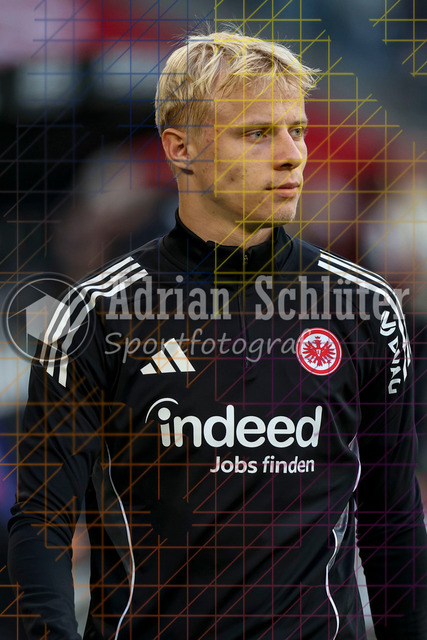 Borussia Mönchengladbach vs Eintracht Frankfurt - Bundesliga  | Mönchengladbach, Deutschland, 27.09.25:   Oscar Hojlund (Eintracht Frankfurt) schaut waehrend des Spiels der Bundesliga zwischen Borussia Mönchengladbach vs Eintracht Frankfurt im Stadion im Borussia Park(Foto von Brauer-Fotoagentur / Adrian Schlueter)