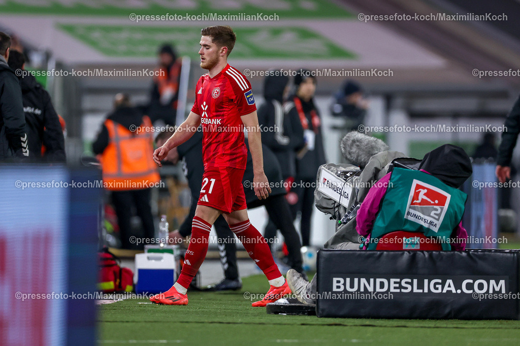 Due20122401103 | 20.12.2024, Fußball, Fortuna Düsseldorf - 1. FC Magdeburg, 2. Bundesliga, Merkur Spiel-Arena, Saison 2024 2025: Gelb rote Karte für Tim Rossmann (Fortuna Düsseldorf #21) und damit PlatzverweisDFB regulations prohibit any use of photographs as image sequences and or quasi-video.