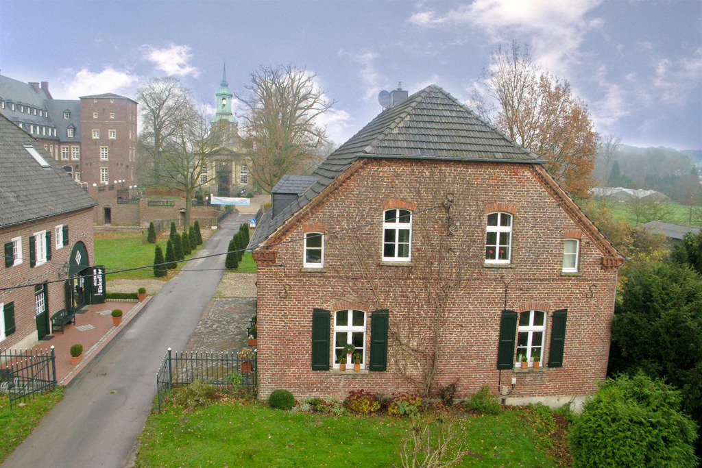 Am Schloß 001 | Foto, Video, Fotografie, Videografie, Fotobox, DJ, Discjockey, Musik, Musikbox, Veranstaltung, Photobooth, Amazon, Ebay, Buchtipp, Bestseller, Autor, Verlag, Buch, Wesel, Hamminkeln, NRW, Dinslaken, Rees, Drohne, Hochzeit, Party, Fotobox, Wesel, Fotograf