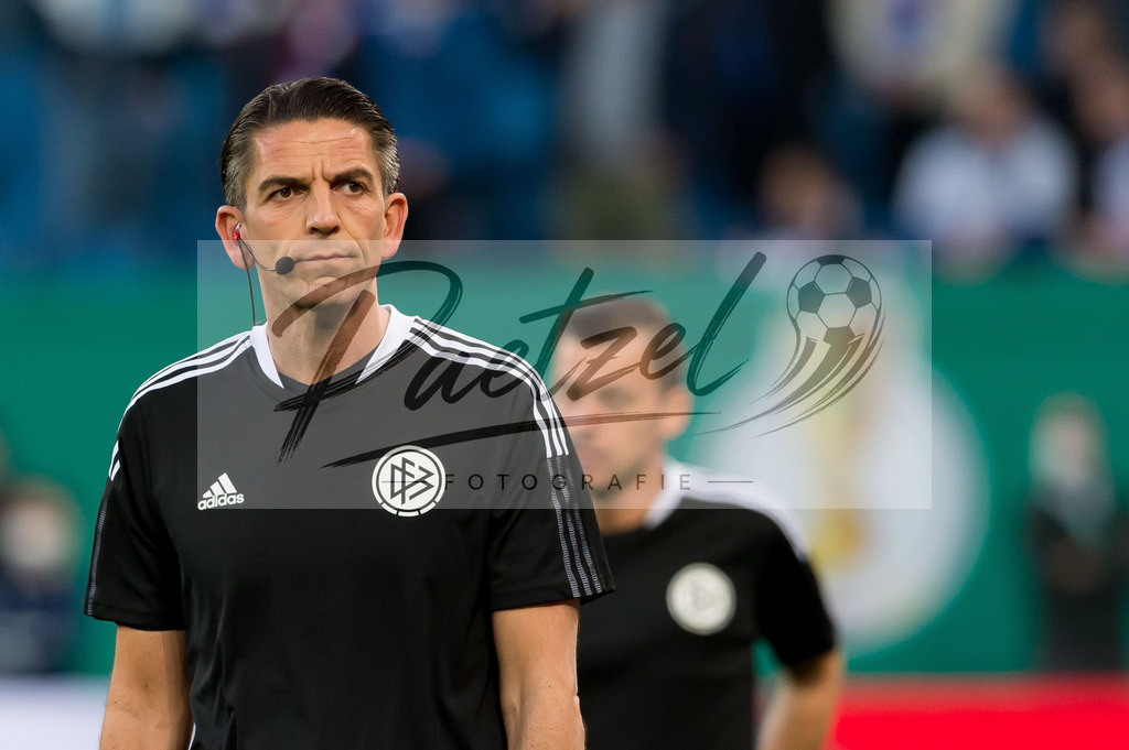 HSVSCF20220419_279 | Fussball, Herren: Referee Deniz Aytekin schaut beim DFB-Pokal-Halbfinalspiel zwischen Hamburger SV und SC Freiburg im Volksparkstadion am 19.04.2022 in Hamburg, Deutschland.DFB / DFL REGULATIONS PROHIBIT ANY USE OF PHOTOGRAPHS AS IMAGE SEQUENCES AND/OR QUASI-VIDEO. - Realisiert mit Pictrs.com
