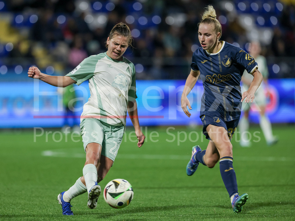 Fussball, Google Pixel Frauen-Bundesliga, TSG 1899 Hoffenheim - SV Werder Bremen | v.li.: Rieke Dieckmann (SV Werder Bremen, 22) und Vanessa Diehm (TSG 1899 Hoffenheim, 32) im Zweikampf, Duell, Dynamik, Aktion, Action, Spielszene, DIE DFB-RICHTLINIEN UNTERSAGEN JEGLICHE NUTZUNG VON FOTOS ALS SEQUENZBILDER UND/ODER VIDEOÄHNLICHE FOTOSTRECKEN. DFB REGULATIONS PROHIBIT ANY USE OF PHOTOGRAPHS AS IMAGE SEQUENCES AND/OR QUASI-VIDEO.