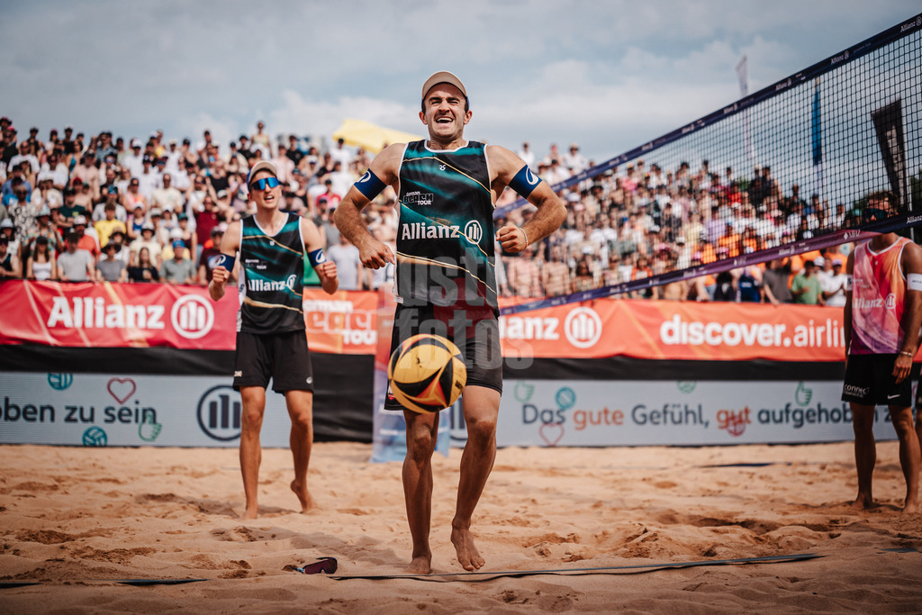 Beachvolleyball | Männer | Allianz German Beach Tour 2025 | Tourstop München | 05.07.2025 | v.l. Momme Lorenz und Tilo Rietschel jubeln nach dem Sieg