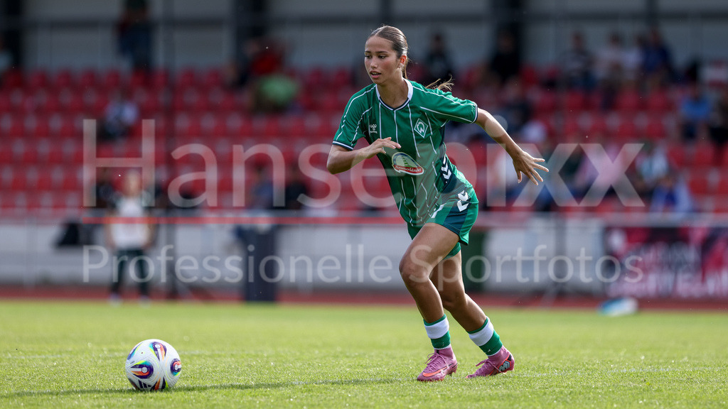 Fussball, Testspiel Frauen, SV Werder Bremen - Cerezo Osaka Yanmar Ladies | Amira Dahl (SV Werder Bremen, 17) am Ball, Freisteller, Einzelbild, Ganzkörper, Aktion, Action, Spielszene