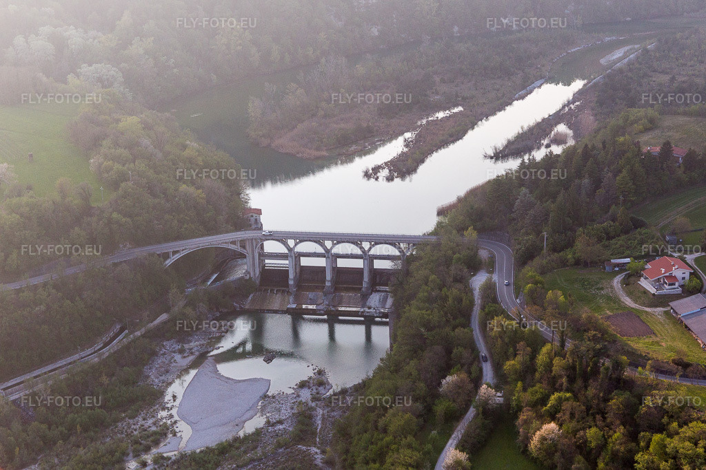 Vue aérienne: Viaduc de l'ouvrage d'art du pont ferroviaire pour les voies ferrées au-dessus du Torrente à Cavasso Nuovo dans le département Pordenone, Italie – .Photo: IMG_098929.jpg prise le 08/04/2017 par Werner Riehm/FLY-FOTO.eu – Résolution de l'original: 5128 x 3418 px