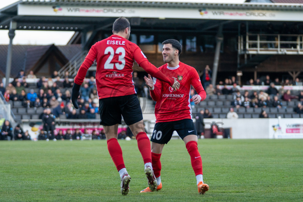 SG Sonnenhof Grossaspach vs. SSV Ulm 1846 Fussball, Fussball, WFV-Pokal, Viertelfinale, 01.04.2026 | Fabian Eisele (SG Sonnenhof Grossaspach, #23) jubelt nach dem 1:0 mit Mert Tasdelen (SG Sonnenhof Grossaspach, #10)SG Sonnenhof Grossaspach vs. SSV Ulm 1846 Fussball, Fussball, WFV-Pokal, Viertelfinale, 01.04.2026