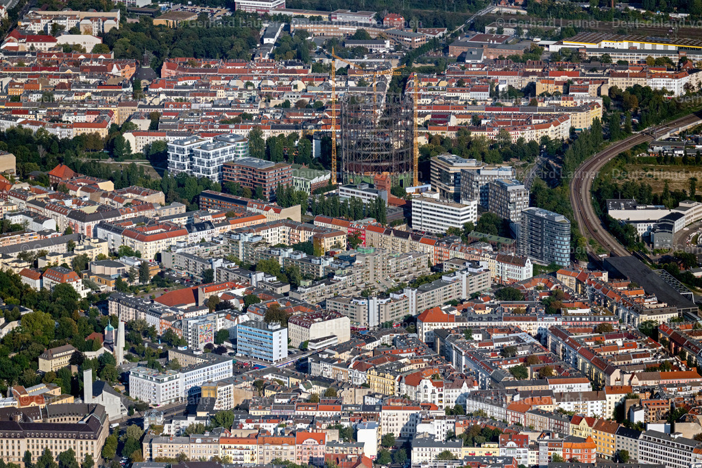 4062455 | BERLIN 08.09.2021 Gasometer- Hoch- Speicherbehälter beim Umbau und der Sanierung am Euref Campus im Ortsteil Schöneberg in Berlin, Deutschland. Weiterführende Informationen bei: BLS Energieplan GmbH,  Dorsch Holding GmbH,  EUREF AG,  GASAG AG,  WOLFF & MÜLLER Holding GmbH & Co. KG. // Gasometer high storage tank during conversion and renovation in the district Schoeneberg in Berlin, Germany. Further information at: BLS Energieplan GmbH,  Dorsch Holding GmbH,  EUREF AG,  GASAG AG,  WOLFF & MUeLLER Holding GmbH & Co. KG. Foto: Gerhard Launer