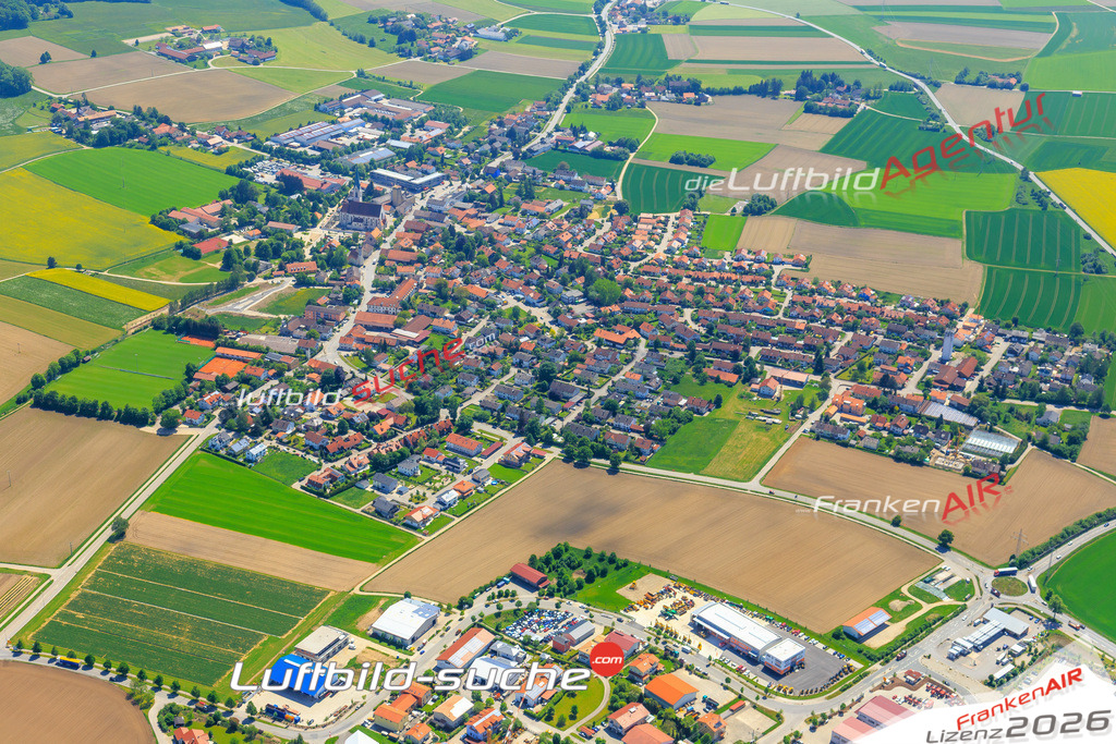 Die Luftaufnahme Hohenlinden, Gasthaus Zur Post - Hohenlinden wurde vom UL-Flugzeug (keine Drohne) aus fotografiert.Hohe Druck- Auflösung-die Geschenkidee!