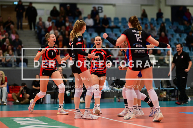 Volleyball I Frauen I Saison 2025-2026 I Bundesliga I 5. Spieltag I ETV Hamburger Volksbank Volleys - Dresdner SC I 06982 | Jubel, Begeisterung, Enthusiasmus, Euphorie, Freude, Glücksgefühl, Heiterkeit bei: ETV Hamburger Volksbank Volleys Frauen - Realisiert mit Pictrs.com