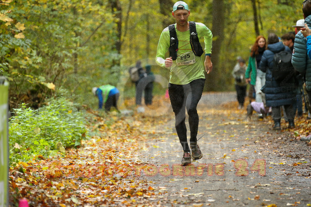 251026_1223_EX1_0275 | Sportfotografie im Rhein-Sieg Kreis, Köln, Bonn, NRW, Rheinland Pfalz, Hessen, etc. Unser Tätigkeitsfeld umfasst den Laufsport vom Volkslauf über den Marathon, Duathlon, Triathon bis zum Ultralauf wie Kölnpfad Ultra oder Schindertrail.