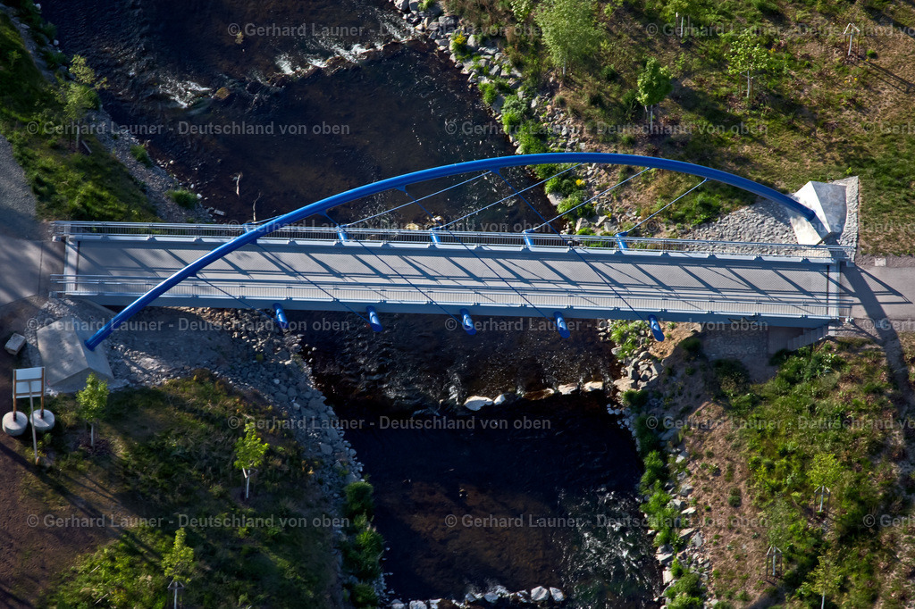4026132 | neue Fußgängerbrücke am Kilianipark ERFURT 06.05.2020 Fischtreppe und Staustufe am Ufer des Flußverlauf der Gera im Kilianipark im Ortsteil Gispersleben in Erfurt im Bundesland Thüringen, Deutschland. // Fish ladder and barrage on the bank of the river course of the Gera in Kilianipark in the district Gispersleben in Erfurt in the state Thuringia, Germany. Foto: Gerhard Launer