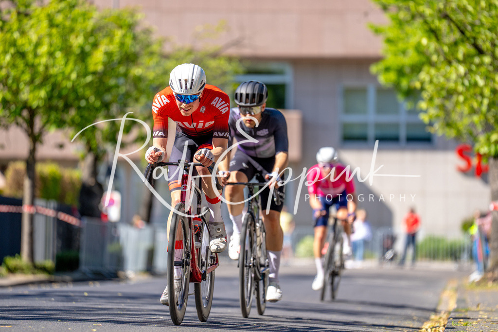 Spurt in den Mai 2026 - Großer Preis der Sparkasse Neuss | Annual one-day road cycling race "Großer Preis der Sparkasse Neuss" held in Büttgen, Germany, organized by VfR Büttgen 1912 e.V. The event features multiple races across all age categories from U11 youth to Elite men. - Realisiert mit Pictrs.com