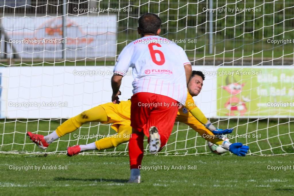 VfR Neumünster vs Holstein Kiel II | José Aguirre Dardon (VfR #27) kann auch den 2. Elfmeter zum 0-2 von Kian Tack (Holstein #23 nicht im Bild) nicht parieren &amp; Cengizhan Koc (Holstein #6) / Fußball-Oberliga Männer 2026/2027 / VfR Neumünster vs Holstein Kiel II / Grümmi-Arena / Neumünster / 27.09.26 - Realisiert mit Pictrs.com