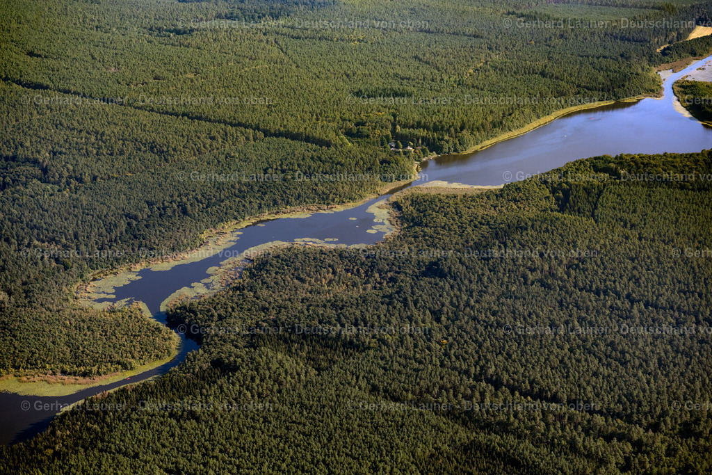4062295 | ROGGENTIN 08.09.2021 Blick auf eine Seenlandschaft in Roggentin im Bundesland Mecklenburg-Vorpommern. Zu sehen sind die von einer Waldlandschaft umgebenen Seen Mössel (vorne),Leppinsee (mittig) und Woterfitzsee (hinten). // View of a seascape in Roggentin in the state Mecklenburg-West Pomerania. Foto: Gerhard Launer