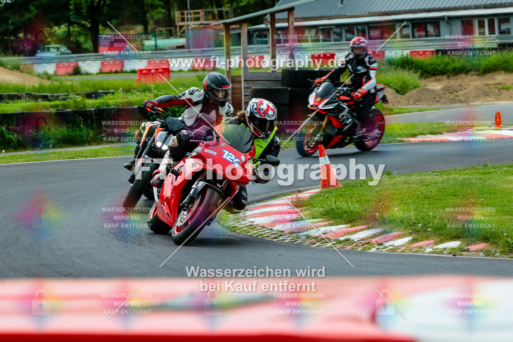 MotoTeamVBK-20077 | Hier findet Ihr Bilder von Touristenfahrten auf der Nürburgring Nordschleife oder von anderen Veranstaltungen die ich besucht habe. Viel Spass beim Durch Schauen 