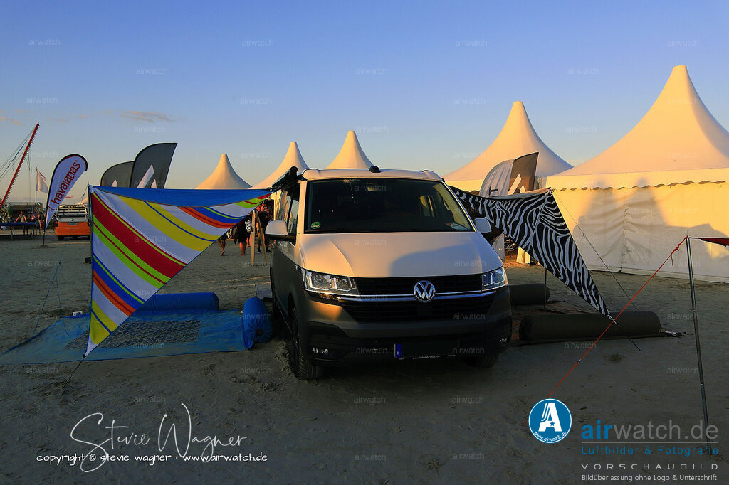 St.Peter-Ording Strand - Volkswagen VW T6 | Entdecken Sie atemberaubende Luftbilder und Fotografien auf airwatch.de - Tauchen Sie ein in eine Welt voller faszinierender Aufnahmen aus der Vogelperspektive.