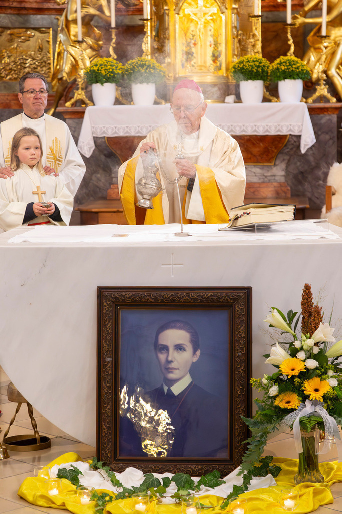 Festmesse-014 | Fotodoku der Festmesse anläßlich der Seligsprechung von Maria Theresia LEDOCHOWSKA 1975, zelebriert von Altbischof DDr. Klaus Küng und Pfarrer Mag. Zenon PAJAK in der Pfarrkirche Loosdorf. 