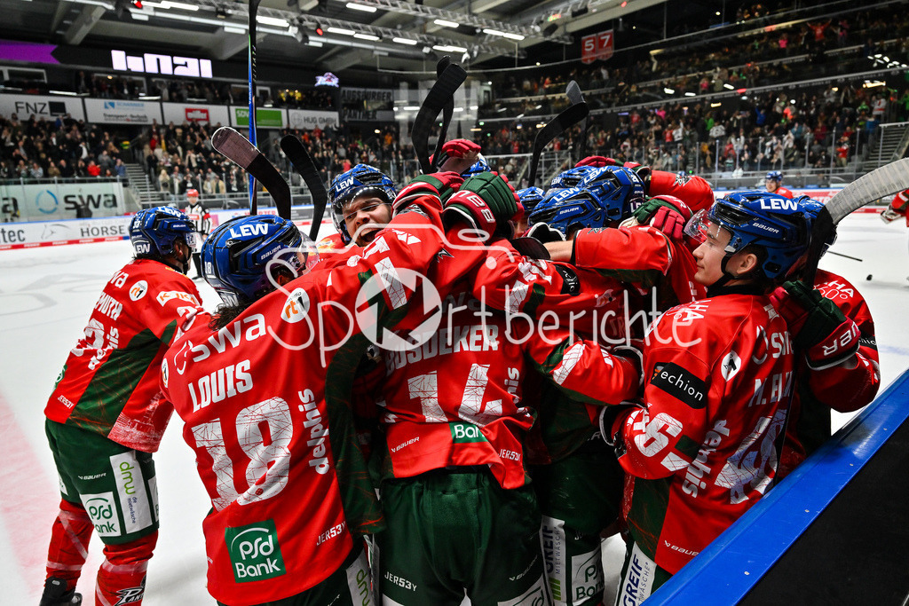 Augsburger Panther - Grizzlys Wolfsburg | Grenzenloser Jubel nach dem Siegtreffer zum 2-1 in der Verlängerung durch D. J. BUSDEKER (Augsburger Panther 14) / Tor / Torschuetze / Freude / Happy / DEL: Augsburger Panther - Grizzlys Wolfsburg; Curt Frenzel Stadion am 10.10.2025