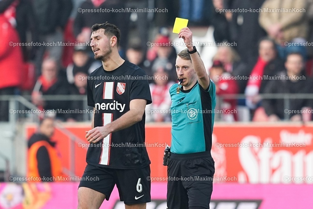xYDRx24012601125 | 24.01.2026, xydrx, Fußball, 3.Liga, Rot-Weiss Essen - TSV Havelse, Saison 2025 2026, Stadion an der Hafenstraße: Semi Belkahia (TSV Havelse #6) bekommt von Ben Henry Uhrig (Schiedsrichter) die gelbe Karte gezeigt   DFB regulations prohibit any use of photographs as image sequences and or quasi-video. Photo: xYannisxDreimannxPressefotoKochx