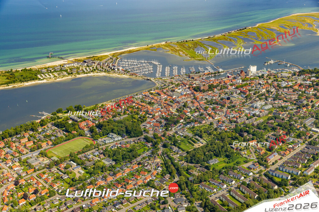 Luftaufnahme der Stadt Heiligenhafen - Die Luftaufnahme wurde 2025 vom UL-Flugzeug heraus erstellt ( keine Drohne ) - Hochauflösende Luftaufnahme - für professionelle Ausdrucke geeignet. Die Geschenkidee !Hier alle&nbsp;Infos zur Lizenzierung der LuftaufnahmeWir fliegen auch dieses Jahr wieder in Ihre Region um Luftbilder zu erstellen.- Luftbild anfragen