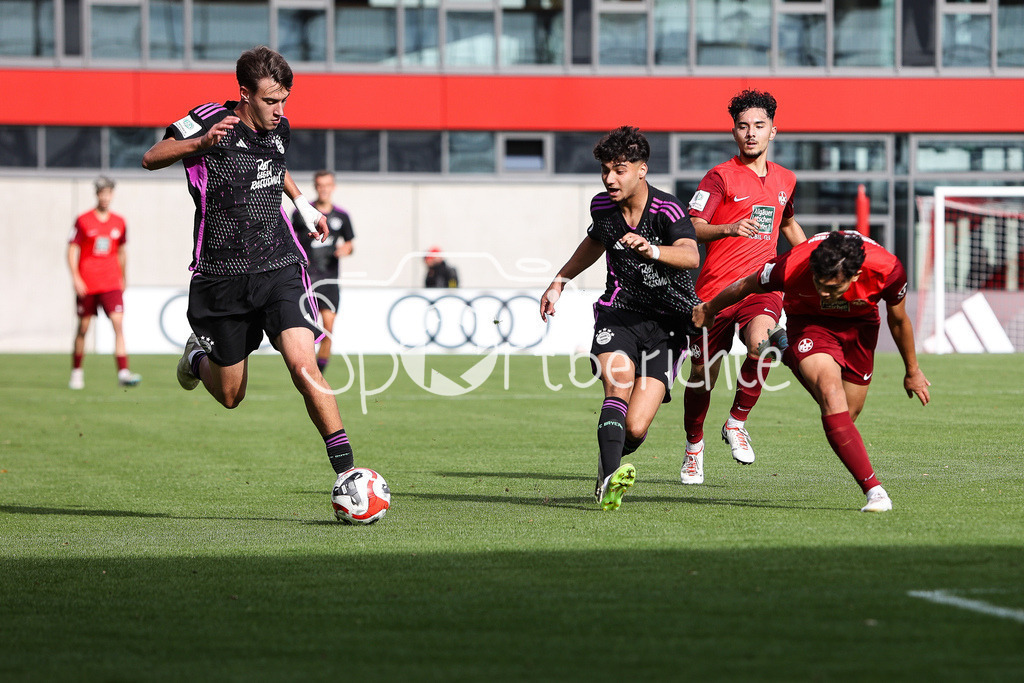 FC Bayern Muenchen U19 - 1. FC Kaiserslautern U19 | Emirhan DEMIRCAN (FCB #7) im Duell mit Maik GAERTNER (FCK #21) / Zweikampf / Javier GERNANDEZ GONZALEZ (FCB #8)