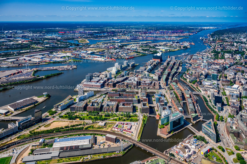 Hamburg_Oberhafen_Hafencity_ELS_0750200625 | HAMBURG 16.06.2025 Stadtansicht des Innenstadtbereiches der Hafencity am Ufer der Elbe an der Oberhafentunnel, Versmannstraße in Hamburg, Deutschland. Weiterführende Informationen bei: HafenCity Hamburg GmbH. // City view on down town der Hafencity on Ufer of Elbe on street Oberhafentunnel, Versmannstrasse in Hamburg, Germany. Further information at: HafenCity Hamburg GmbH. Foto: Martin Elsen
