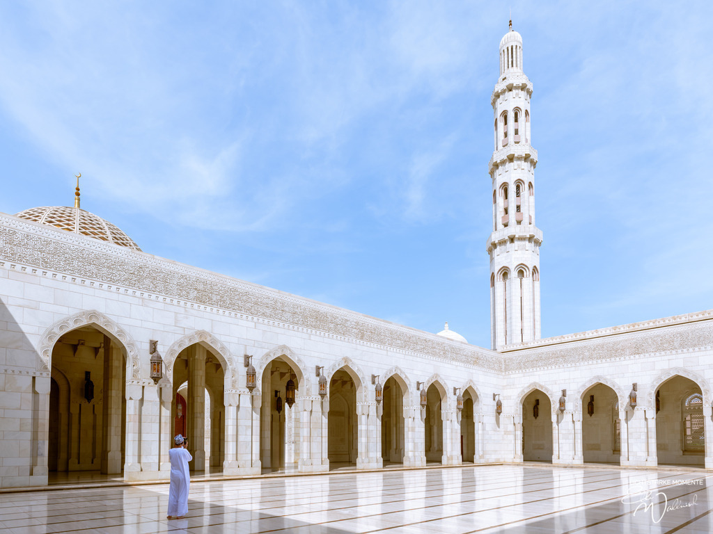 Sultan Qaboos Grand Mosque, Muskat | Herzlich willkommen auf meiner Seite! Ich bin Elke Wallnisch, Deine Fotografin für lichtstarke Momente. Der Name steht für alles, was mich mit der Fotografie verbindet: Das Licht und seine machtvolle Wirkung auf eine Situation oder unsere Stimmung - Realisiert mit Pictrs.com