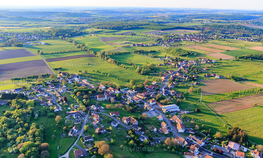 Vue aérienne: Vue du village depuis le sud à Durstel dans le département Bas Rhin, France. Photo: IMG_145859.jpg prise le 30/04/2025 par Werner Riehm/FLY-FOTO.eu – Résolution de l'original: 5472 x 3303 px
