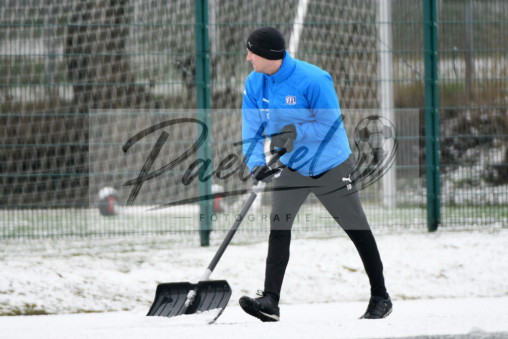 20200226_TRAOSN_0001 | Fussball, Herren: Co-Trainer Tim Danneberg (VfL Osnabrueck) beim Schneeschippen waehrend der Trainingseinheit des VfL Osnabrueck im Sportpark Illoshoehe am 26.02.2020 in Osnabrueck, Deutschland. - Realisiert mit Pictrs.com