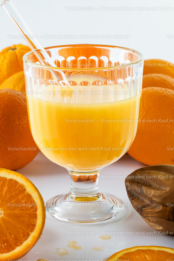 ein Glas mit frisch gepressten Orangensaft, umrahmt von frischen Orangen | ein Glas mit frisch gepressten Orangensaft mit Glastrinhalm, umrahmt von frischen Orangen - Realisiert mit Pictrs.com